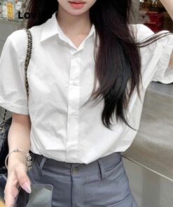 Áo sơ mi cài nút hoạt hình Preppy cho nữ thường được làm từ chất liệu vải cao cấp, đảm bảo sự thoải mái và độ bền cao