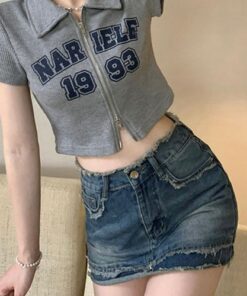 Áo thun croptop màu xám có cổ khóa zip in họa tiết chữ cái