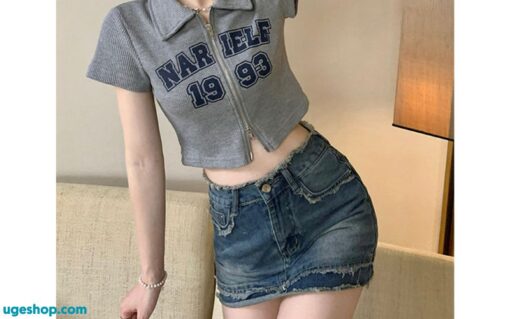 Áo thun croptop màu xám có cổ khóa zip in họa tiết chữ cái