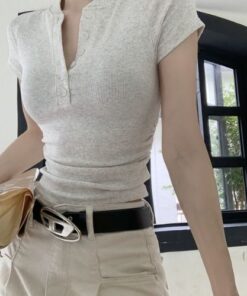 Áo thun croptop thun ôm thường được làm từ chất liệu thun co giãn cao cấp, như cotton pha elastane hoặc spandex